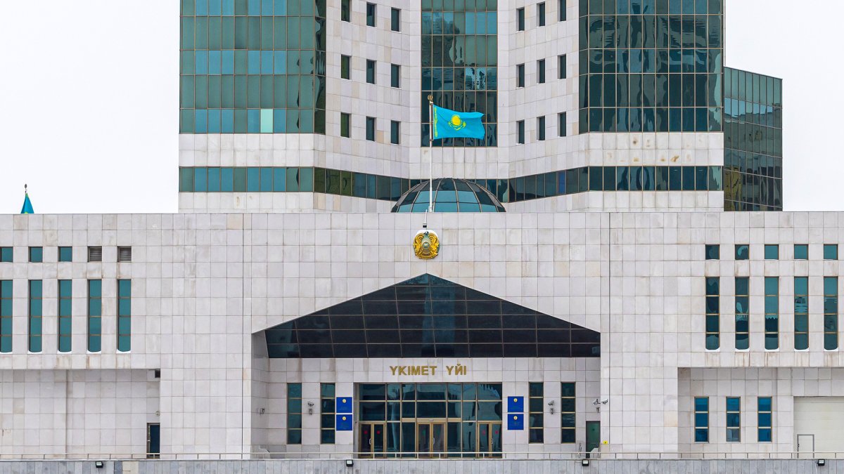 Президент Жолдауы 2024: автожолдарды жаңғырту, әуежайлар мен Транскаспий бағытын салу қалай дамуда