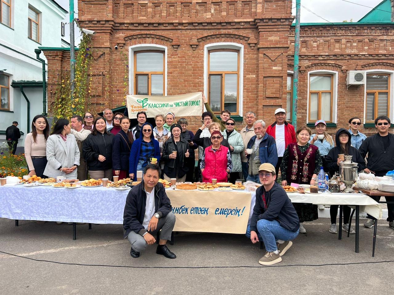 «Таза Қазақстан»: елордалық театрдың ұжымы тазалық акциясын өткізді