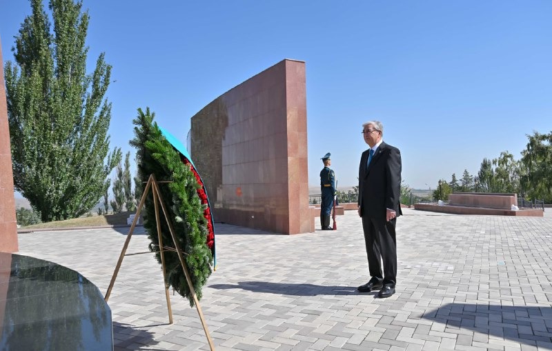 Президент Қасым-Жомарт Тоқаевтың Қырғыз Республикасына ресми сапары «Ата-Бейіт» ұлттық тарихи-мемориалдық кешенін аралаудан басталды