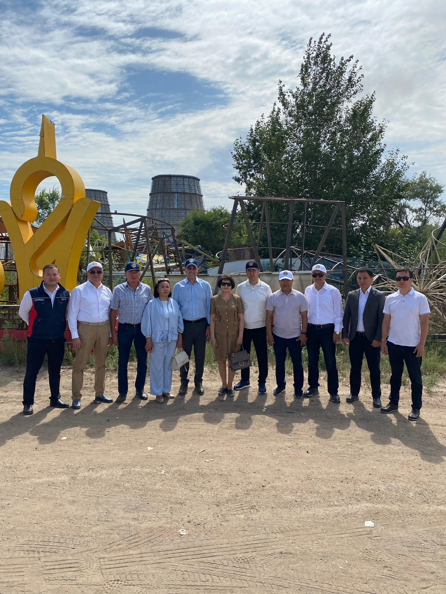 Провели выездное совещание на складе- хранилище, где хранят малые архитектурные формы, детские площадки, ограждения и другие материалы, снятые при ремонте улиц и дворов (23.07.2025)