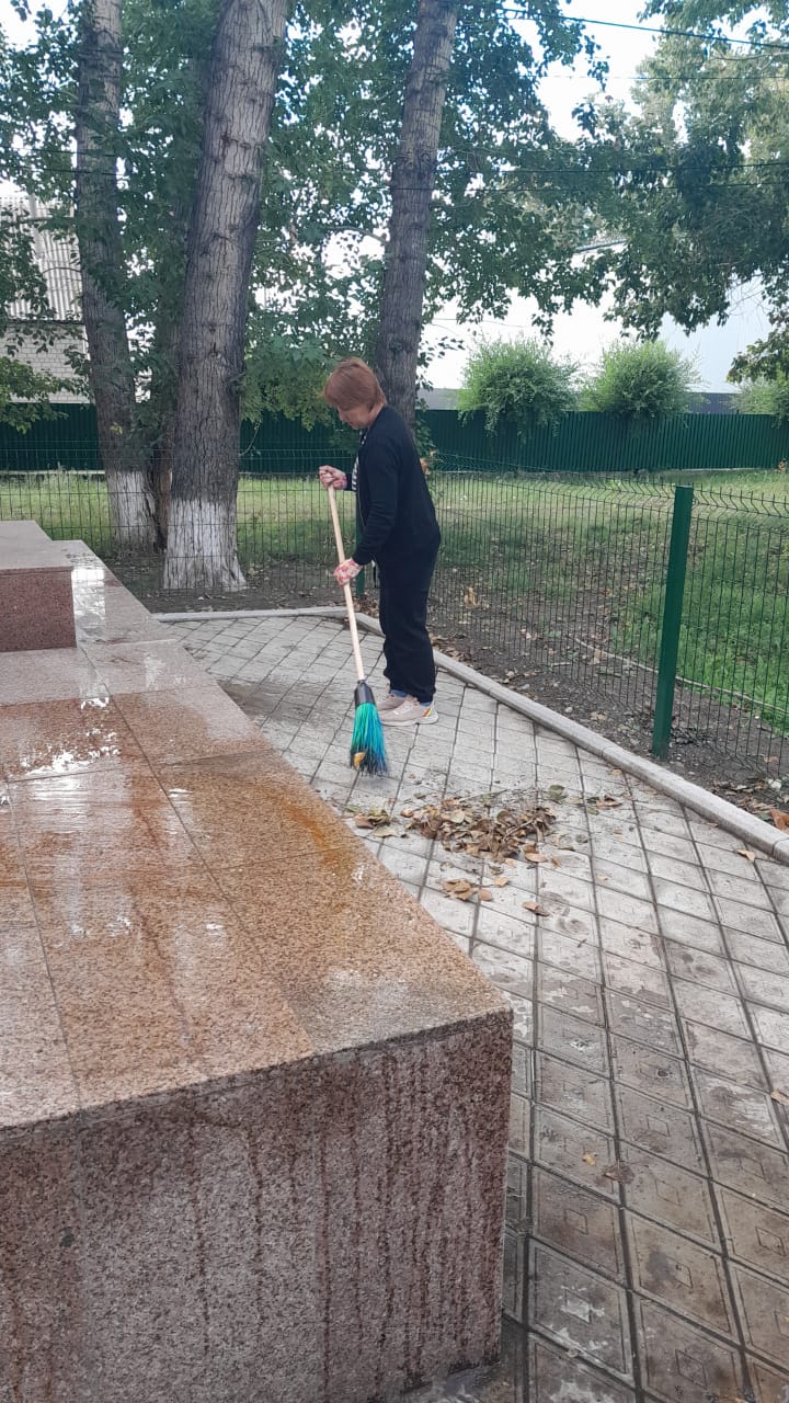 Село Веселовка. Проводится уборка на территории памятника воинам Великой Отечественной войны.