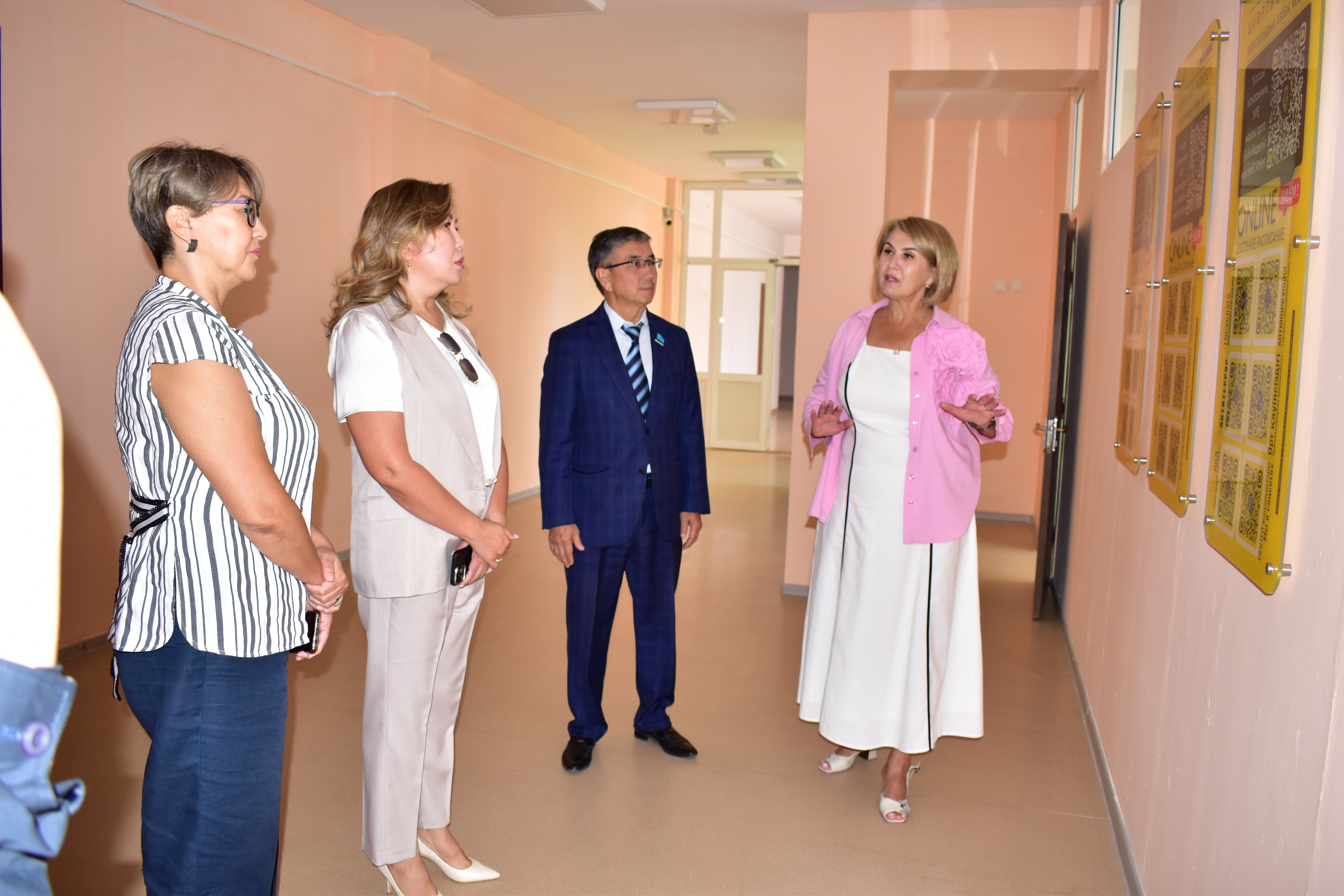 Қосшы қаласы мәслихатының төрағасы Әлихан Қуатбеков, депутат Динара Райханова қаламыздағы √2 мектепте болып білім ордасының жаңа оқу жылына дайындығын тексерді