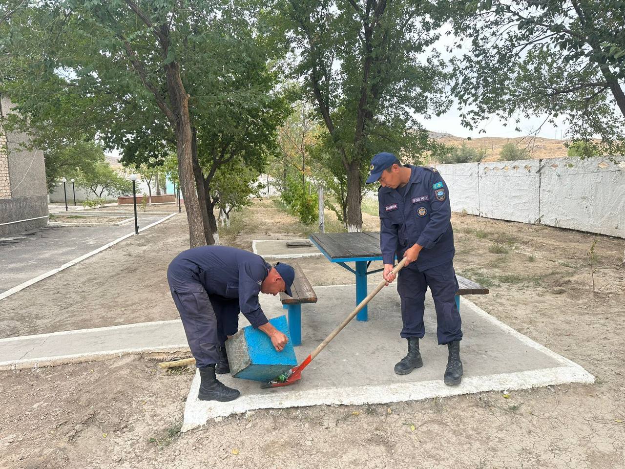 Сотрудники Жамбылской области вышли на общегородской субботник