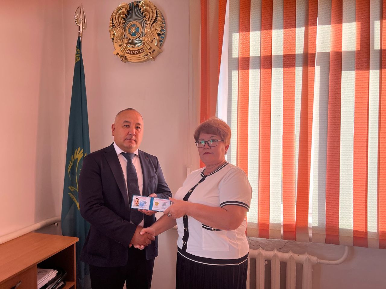 Вручение удостоверения избранному акиму сельского округа Қарақала