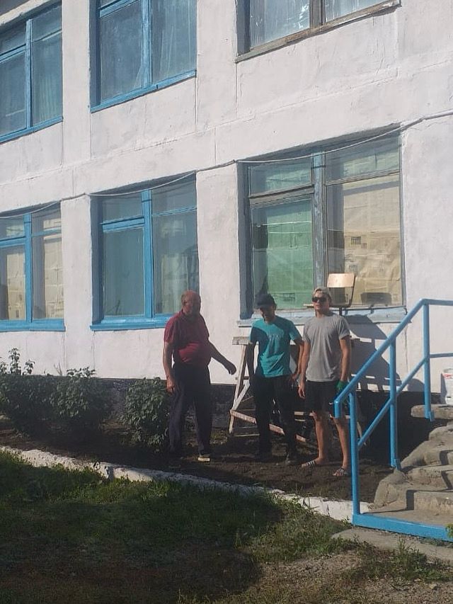 Депутат районного маслихата Гюнтер Василий Гератович посетил Новодонецкую школу, встретился с подрядчиками.