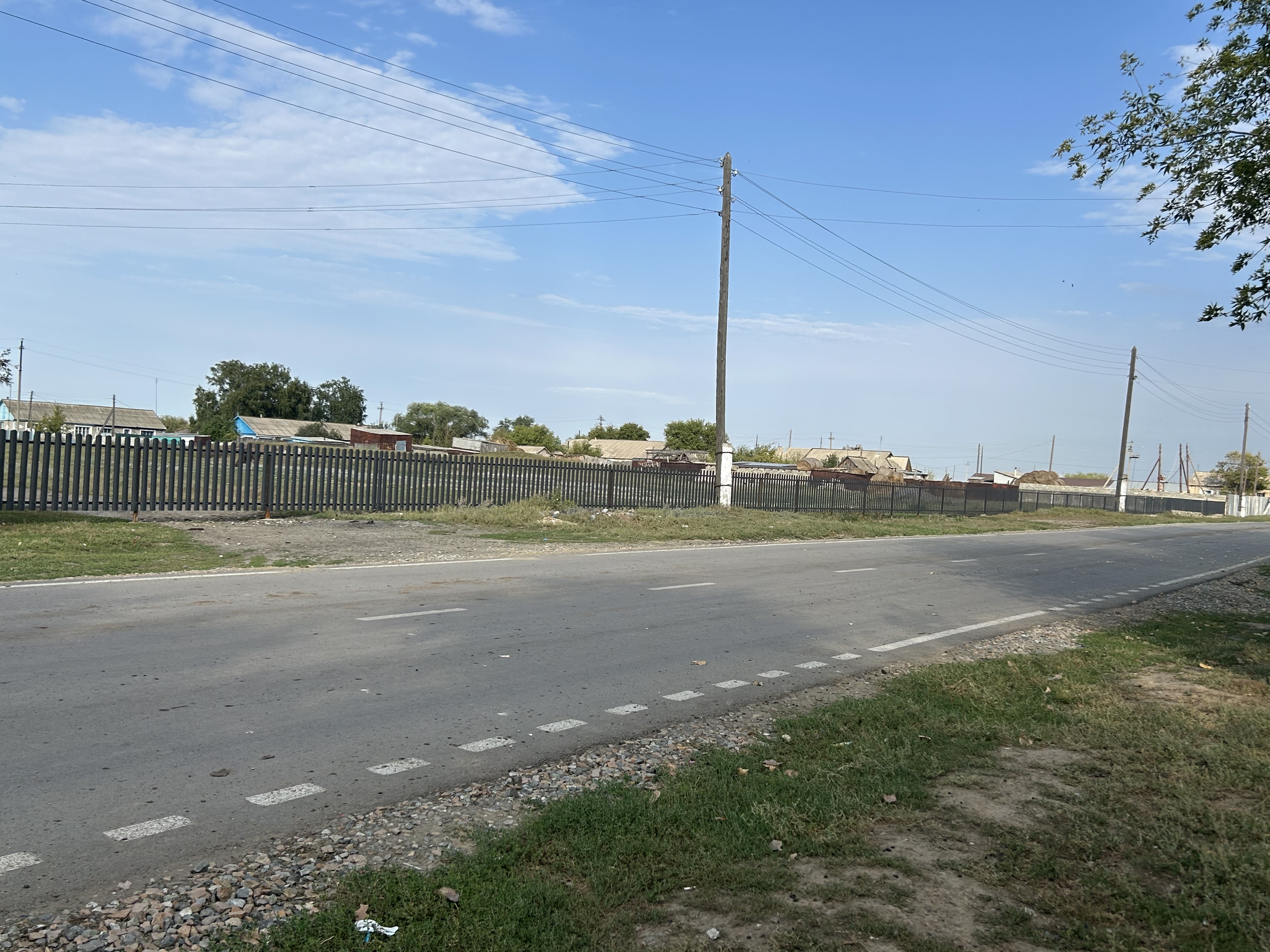 В рамках программы" Таза Қазақстан " в селе Айсары на улице Бірлік  было установлено ограждение из евроштакетника.