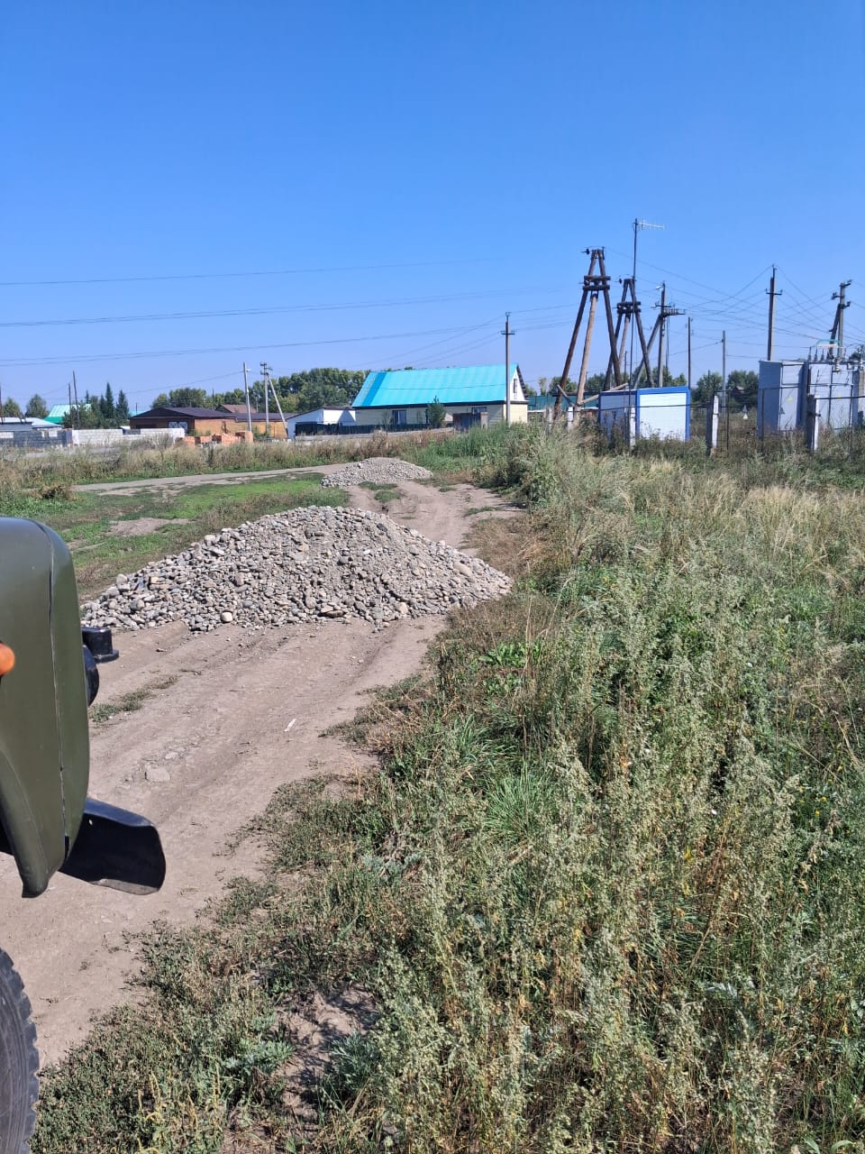 Село Прапорщиково. Проводится гравийная подсыпка дороги.