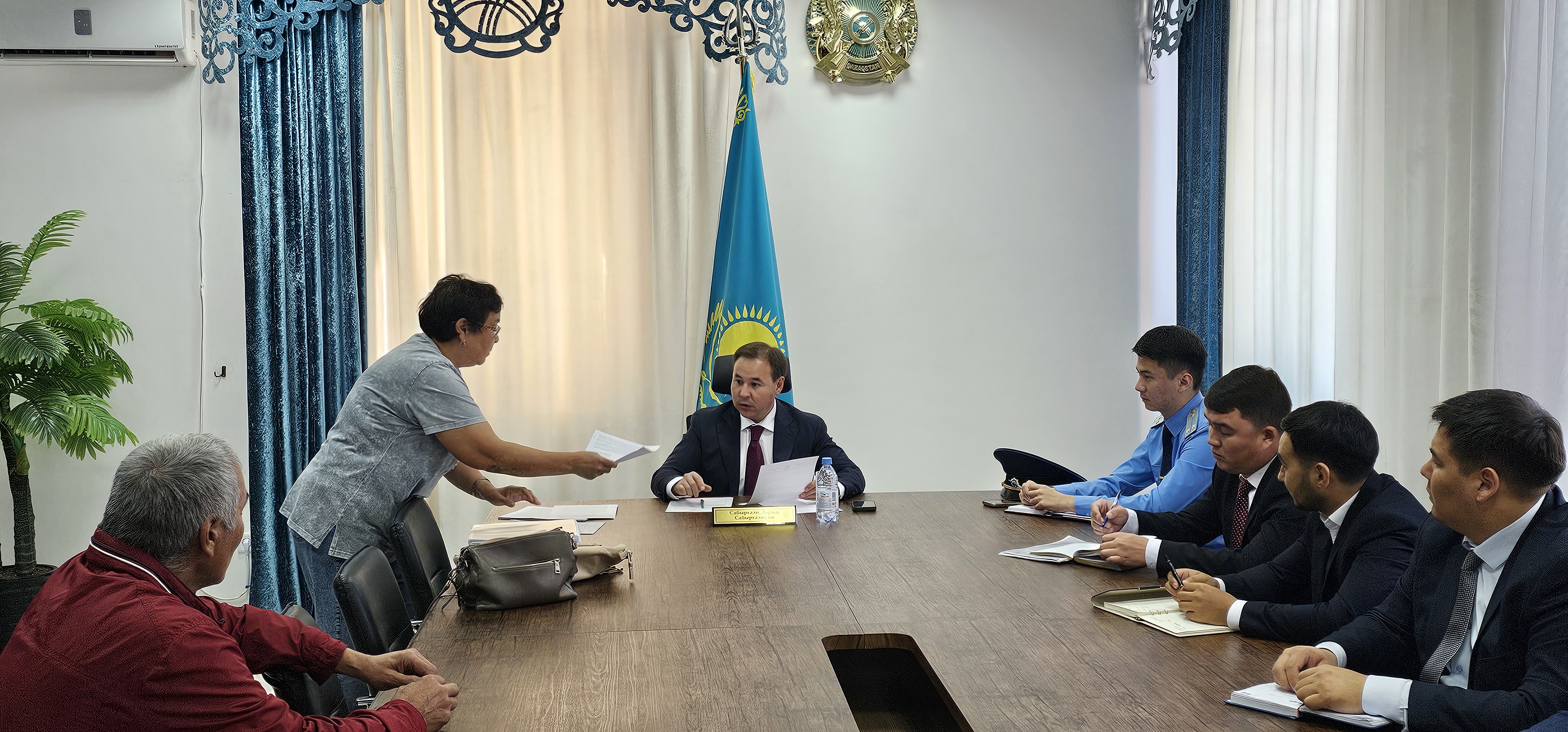 Аудан әкімі азаматтарды жеке мәселелері бойынша қабылдады