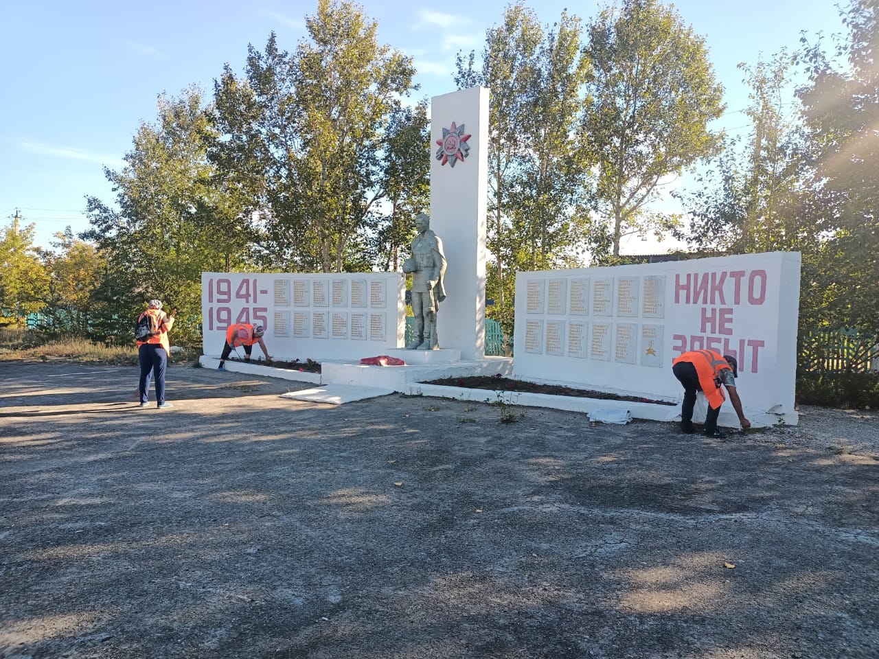 В рамках экологической программы "Таза Казакстан" были проведены работы по чистке вокруг обелиска, а также покос травы. Памятникам погибщего воинам в годы ВОВ обьект из СПУ