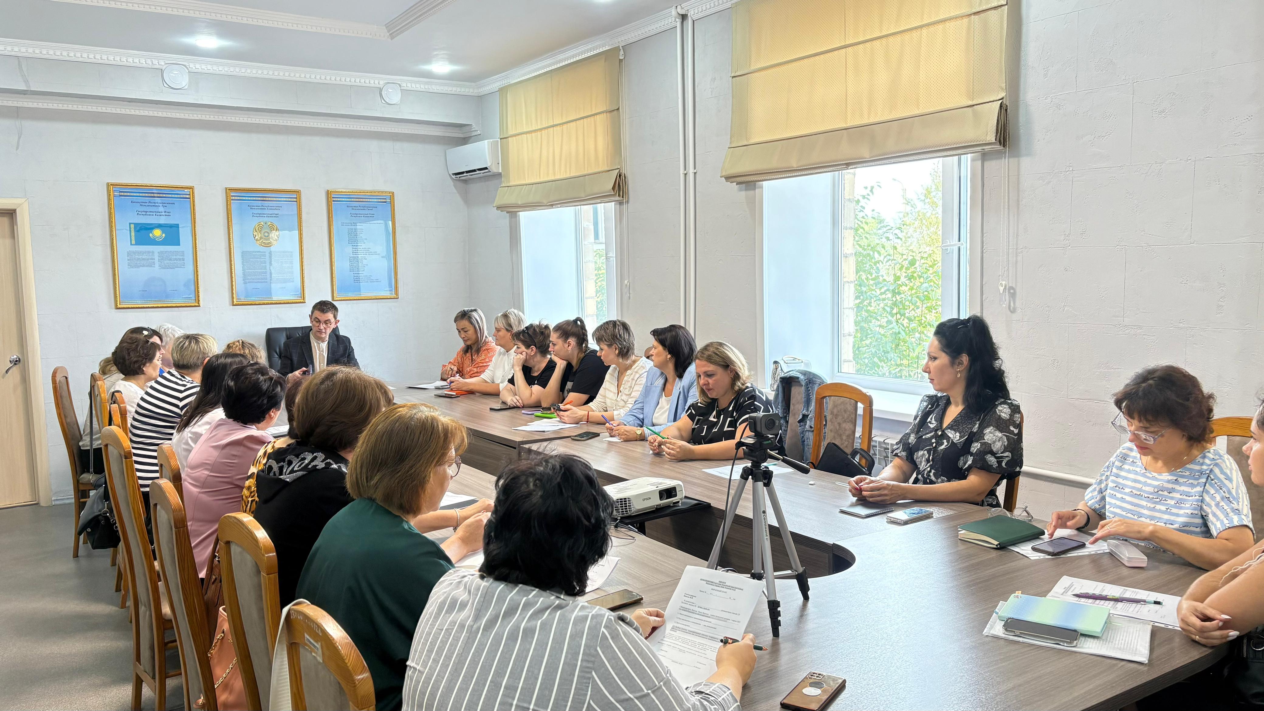 2025 жылғы 8 тамызда Шахтинск қаласы мектептерінің директорларымен және бас бухгалтерлерімен кеңейтілген кеңес өтті.