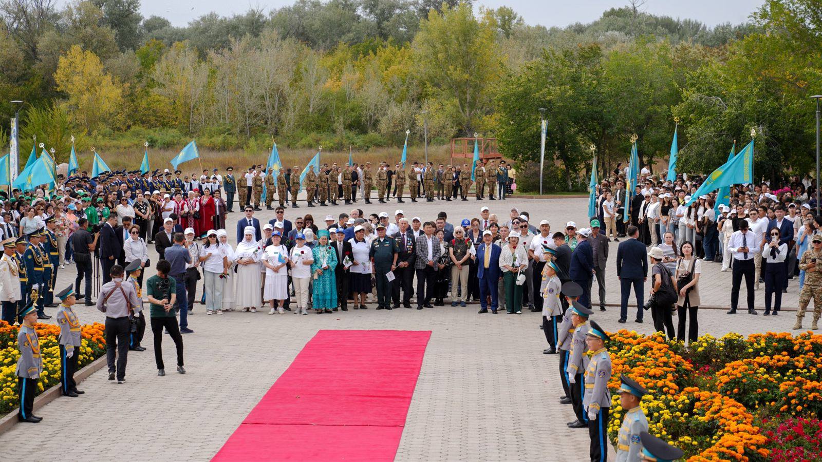 Состоялась церемония возложения цветов к монументу «Өлімнен де күшті»