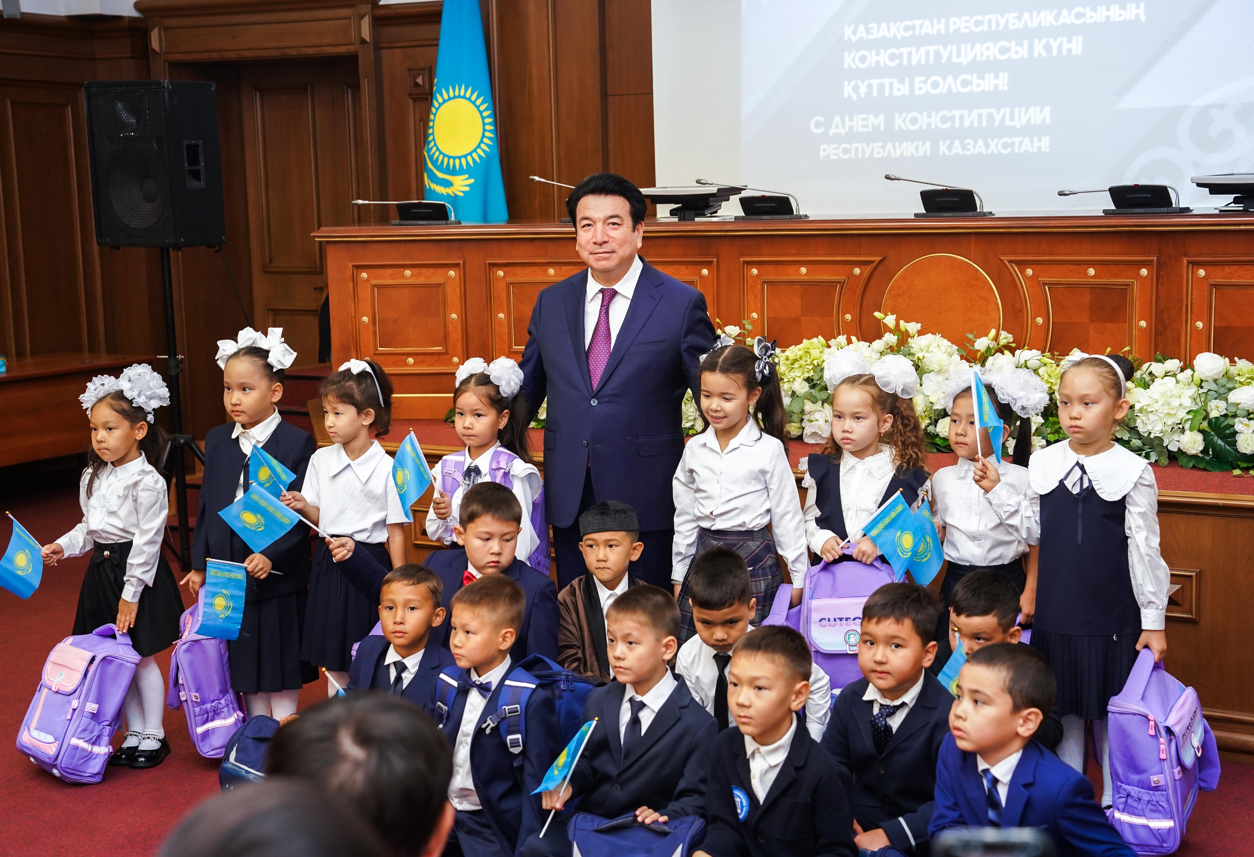 Конституция күні қарсаңында мемлекеттік қызметшілер ант берді