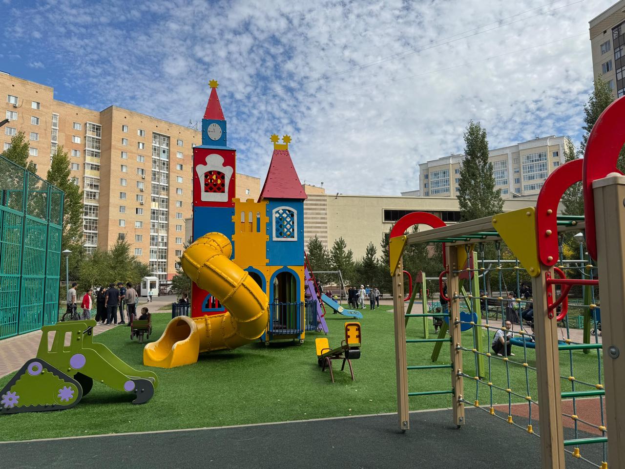 Конституция күніне орай күрделі жөндеуден өткен аула ашылды