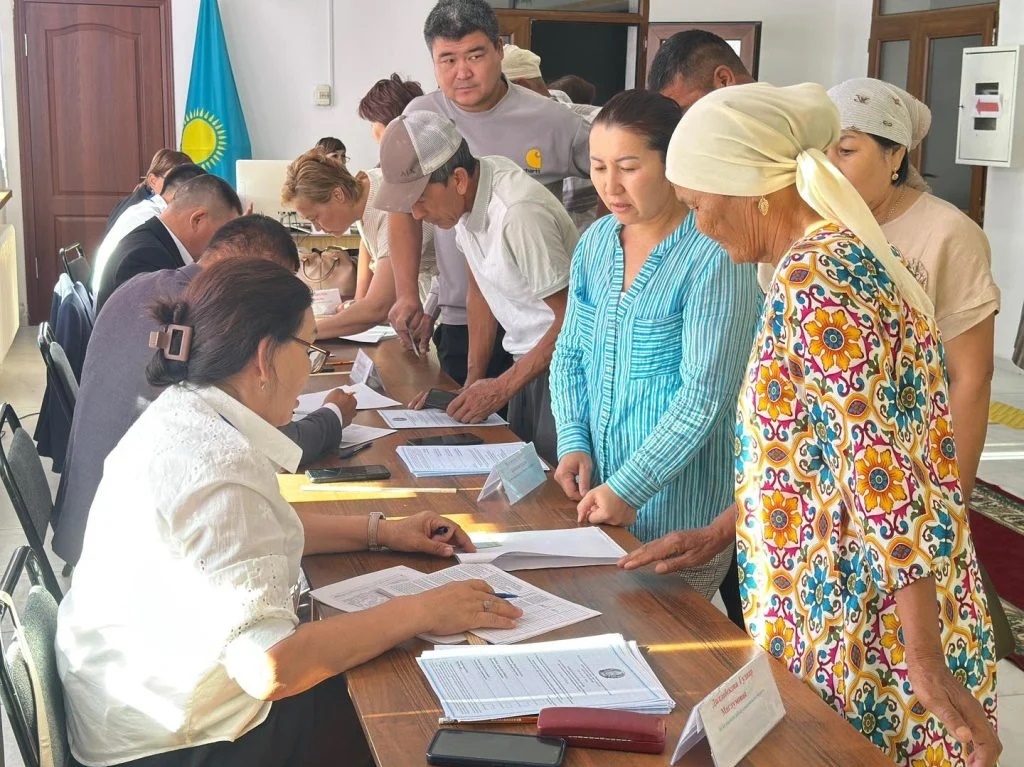 Тұрғындар саяси науқанға белсенділік танытты.
