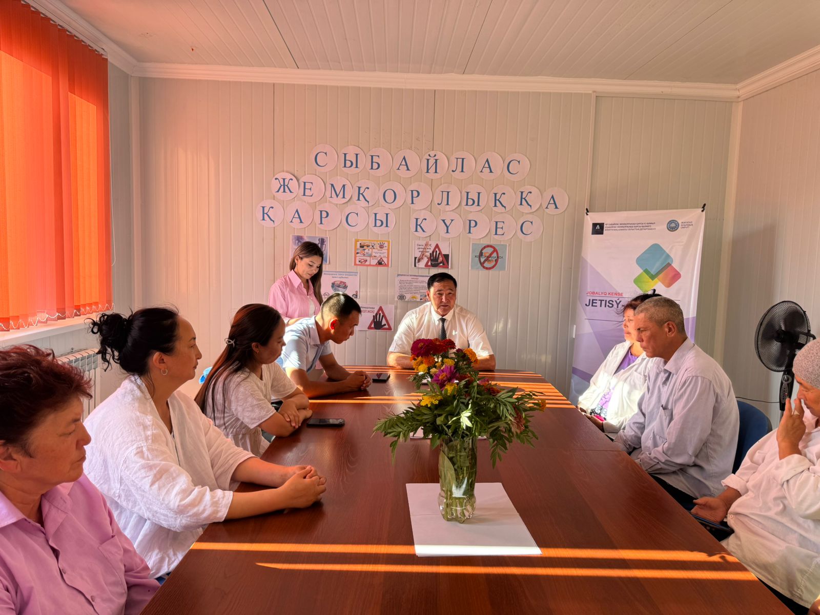Жағатал ауылдық округі әкімі аппаратының қызметкерлері арасында «Сыбайлас жемқорлыққа қарсы іс-қимыл туралы» заңнамаларды түсіндіру мақсатында дөңгелек үстел ұйымдастырылды.