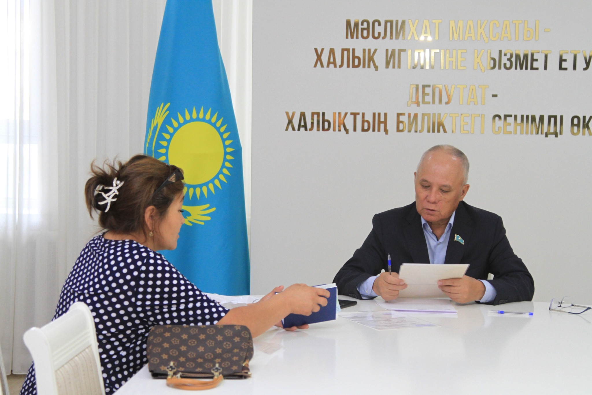 2025 жылдың тамыз айындағы қабылдау кестесіне сәйкес қалалық мәслихат төрағасы И.Құттықожаев тұрғындарды қабылдап, өтініштерін тыңдады.