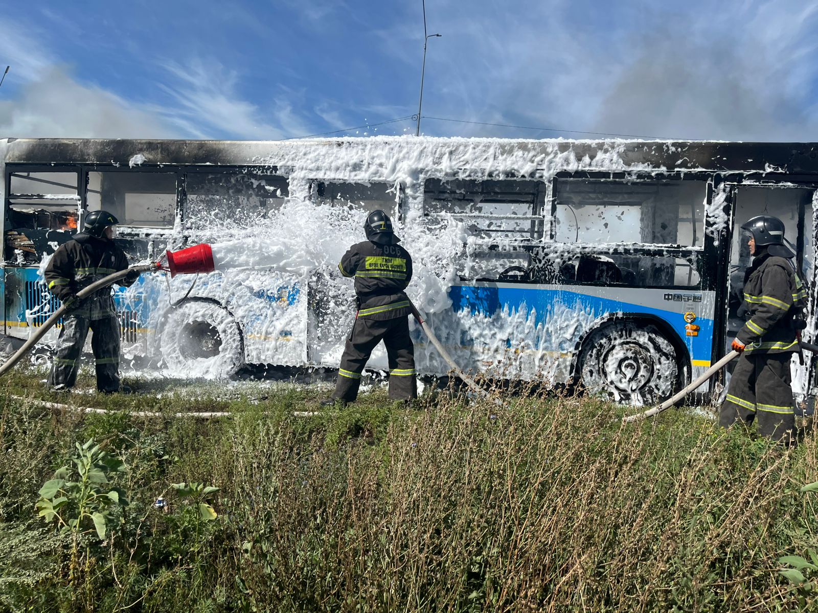 Өрт сөндірушілер маршруттық автобустың жануын сөндірді