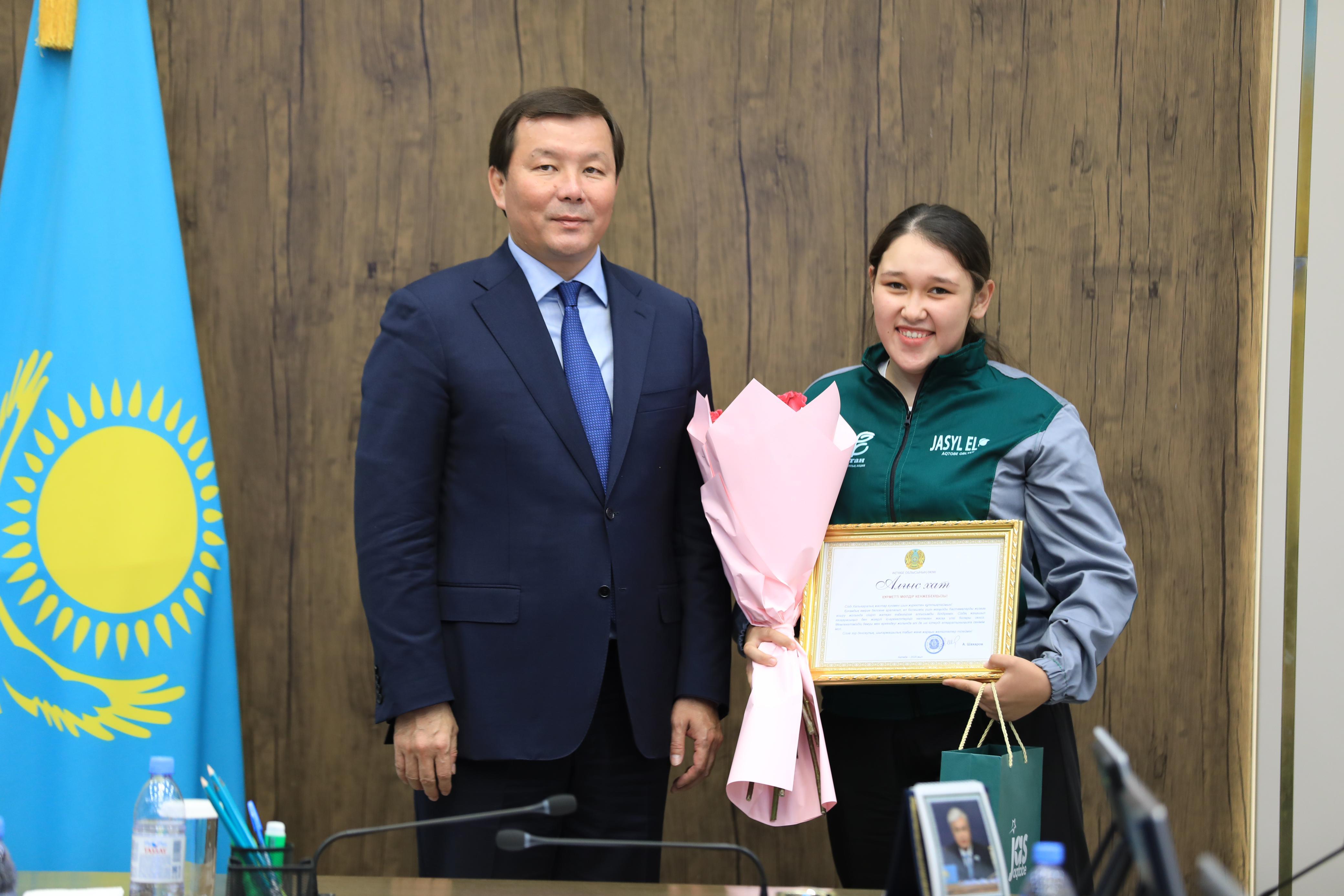 Асхат Шахаров белсенді жастарды марапаттады