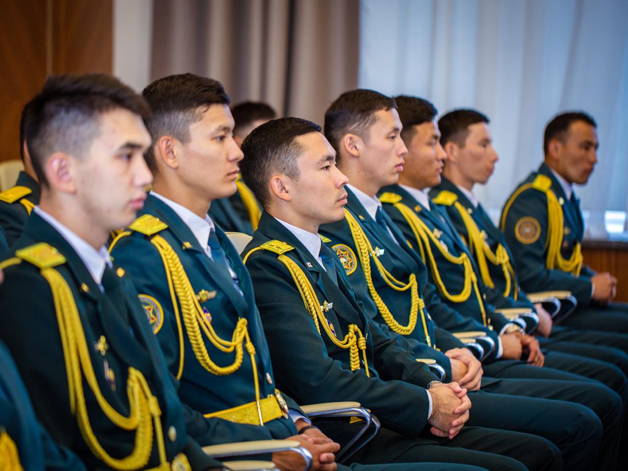 Нұрымбет Сақтағанов жас офицерлермен кездесті