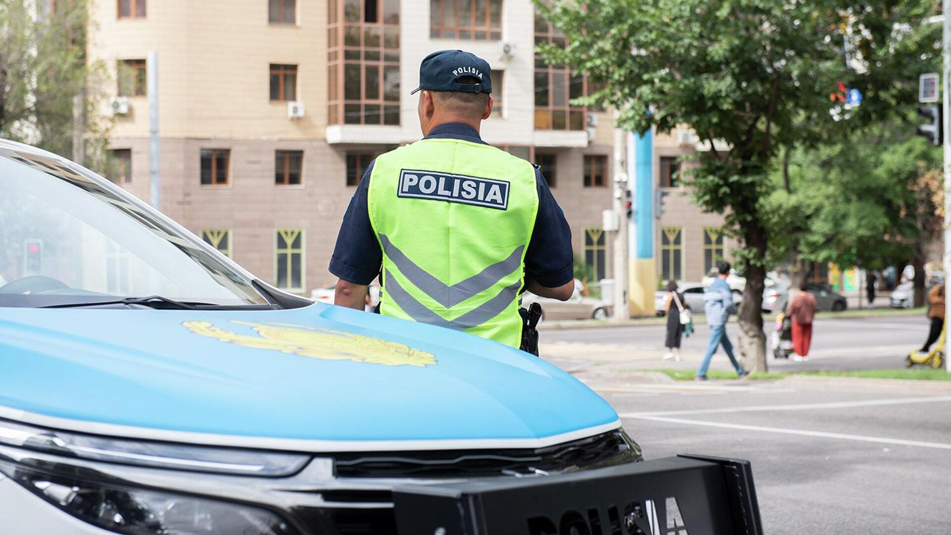 Заң мен тәртіп күзетіндегі патрульдік полиция қызметкерлері