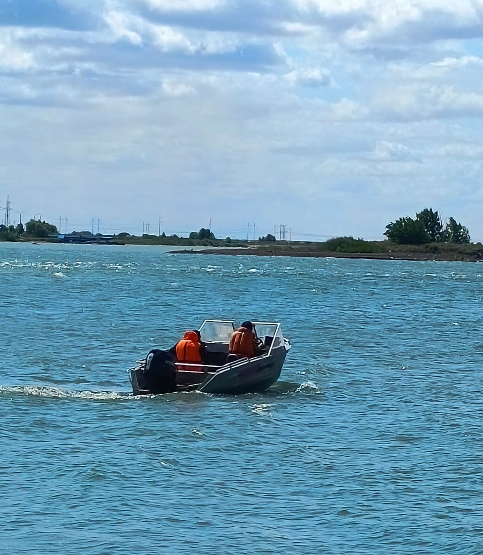Спасатели ДЧС пришли на помощь рыбакам, перевернувшимся на лодке