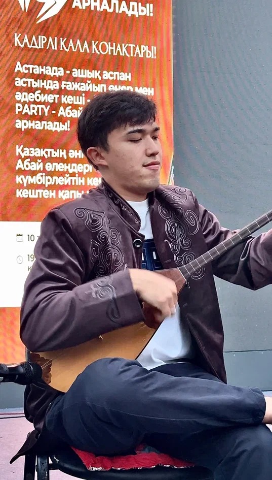 Астанада Абайдың 180 жылдығына арналған Домбыра Party кеші өтті