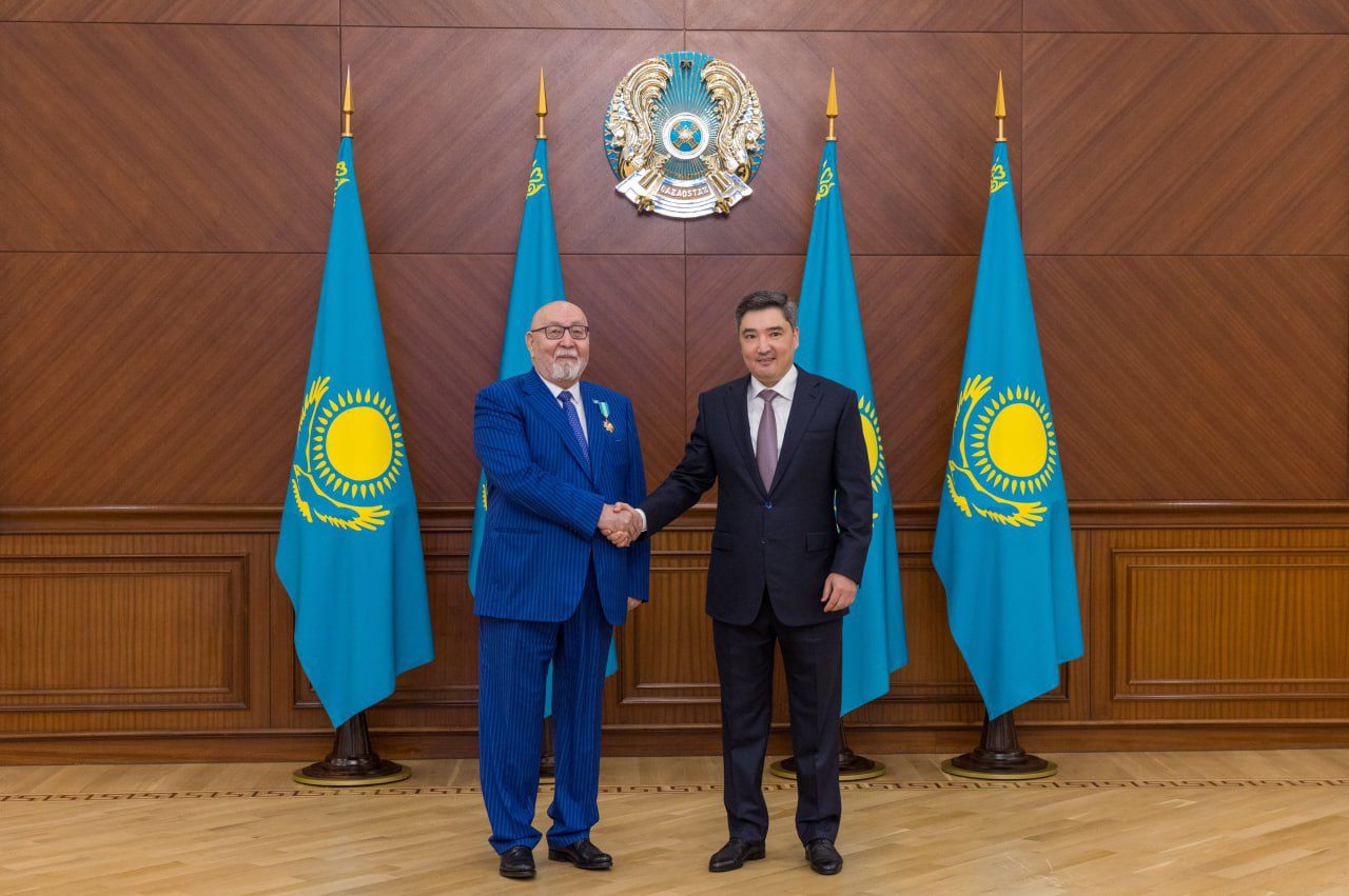 Премьер-министр Олжас Бектенов құрылыс саласының қызметкерлеріне Мемлекет басшысының атынан марапаттар табыс етті