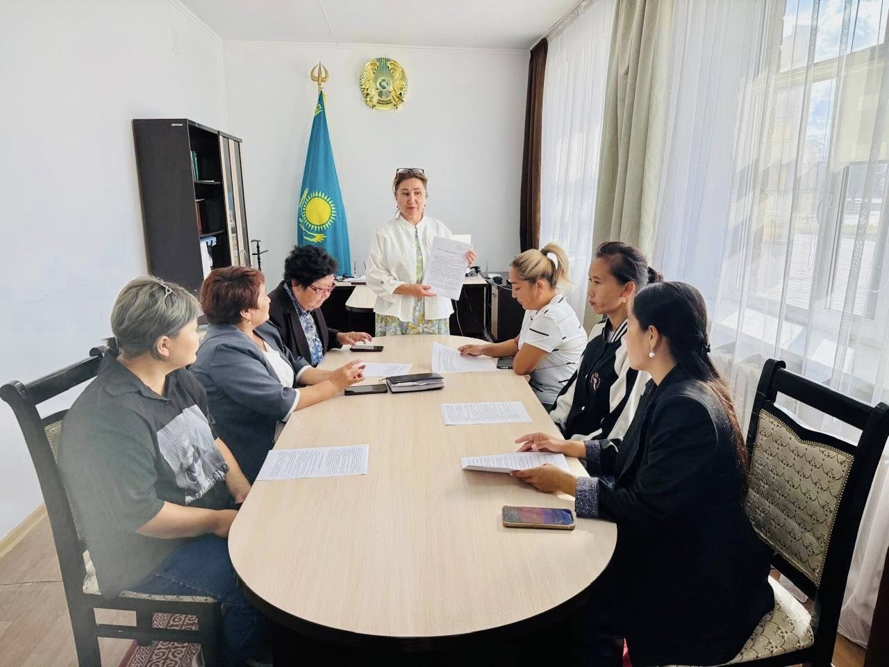 Ақтоғай ауданының мәдениет және тілдерді дамыту бөлімінің ұйымдастыруымен кәсіпкерлік субъектілеріне арналған «Көрнекі ақпарат пен жарнама: жаңа заң талаптары және кәсіпкерлердің міндеттері» тақырыбында ақпараттық-түсіндіру кездесуі өтті.