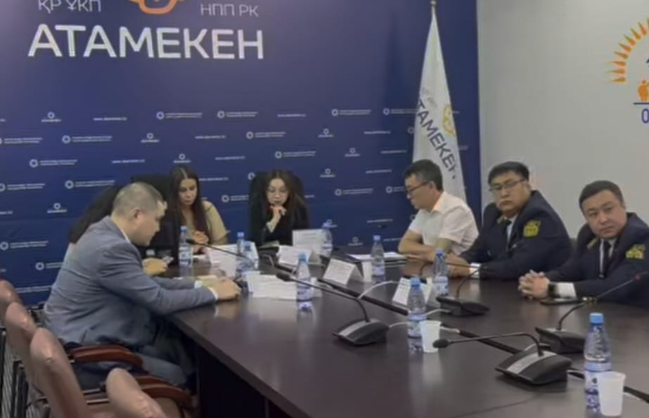 "Әлеуметтік кепілдіктер саласындағы заңнамадағы өзгеріс", сондай-ақ "Конституциялық кепілдіктер мен еңбек құқықтары"тақырыбындағы дөңгелек үстел