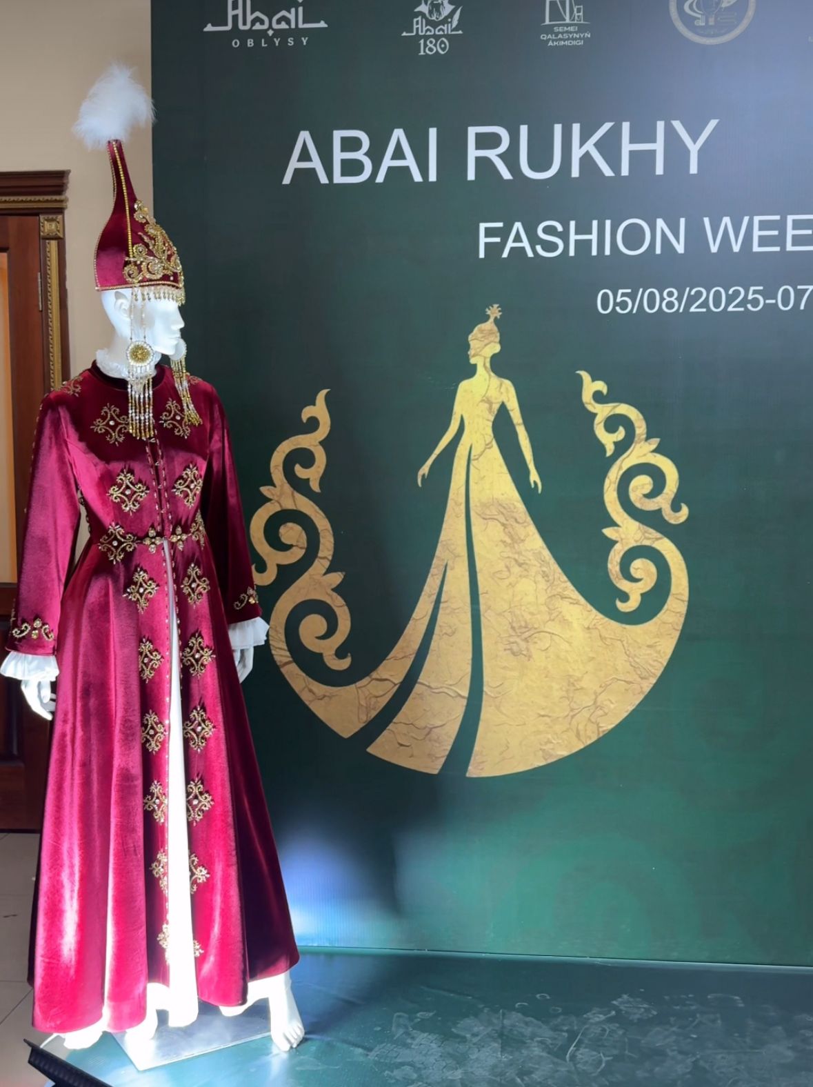 «Abai Rukhy Fashion Week» этно-көрсетіліміне қалалық мәслихат төрағасы Еркен Сагандыков пен мәслихат аппаратының басшысы Лаура Мусина қатысты