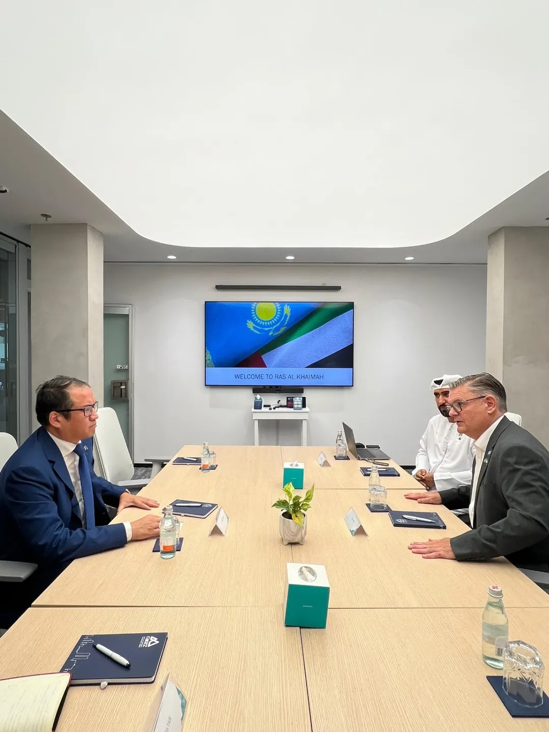 Ү.ж. 11 маусымында Рас-әл-Хайма экономикалық аймағының (RAKEZ) бизнес-стратегияларды дамыту жөніндегі Директоры Джон Канлифпен кездесу өтті.