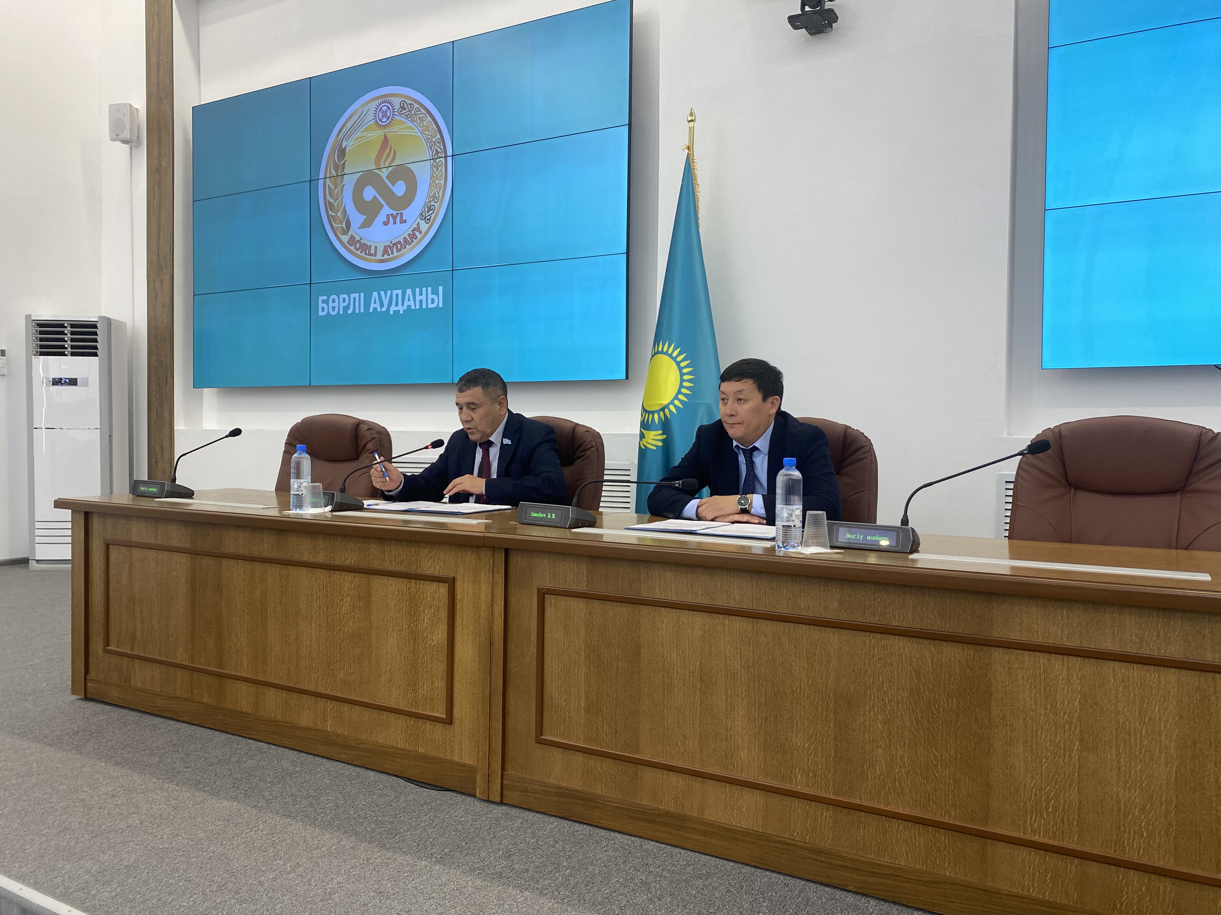 Бүгін Бөрлі аудандық мәслихатының кезектен тыс сессиясы мәслихат төрағасы К.Ермекбаевтың төрағалығымен өтті