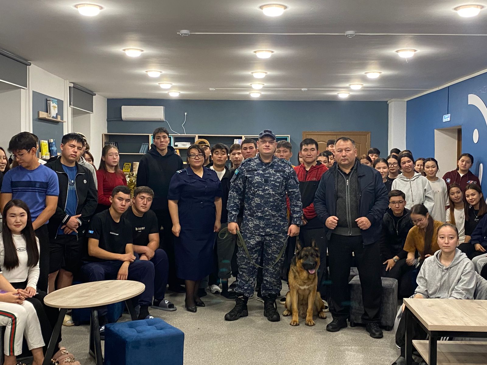 Ақмола полицейлері Рэкс қызметтік итімен бірлесіп студенттік жатақханаларда профилактикалық рейд жүргізді