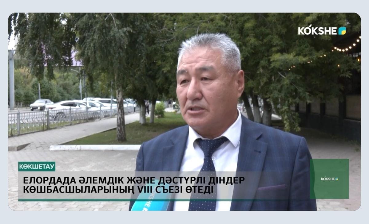 Жігіт қыздың мысығына қарап отыр