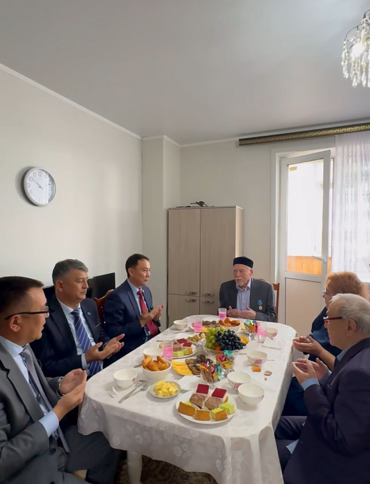 Ұлы Отан соғысының ардагерін 100 жылдық мерейтойымен құттықтау