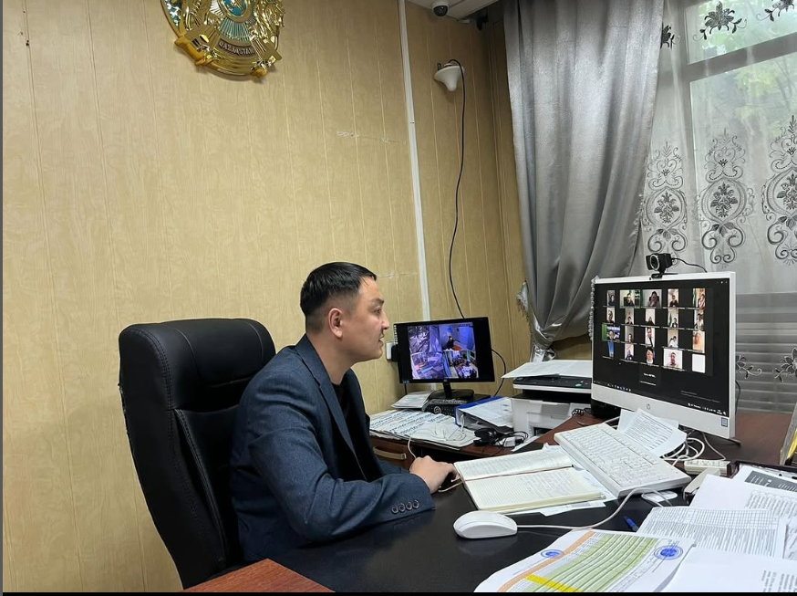 Білім бөлімінің басшысы мектеп директорларымен онлайн жиналыс өткізді.