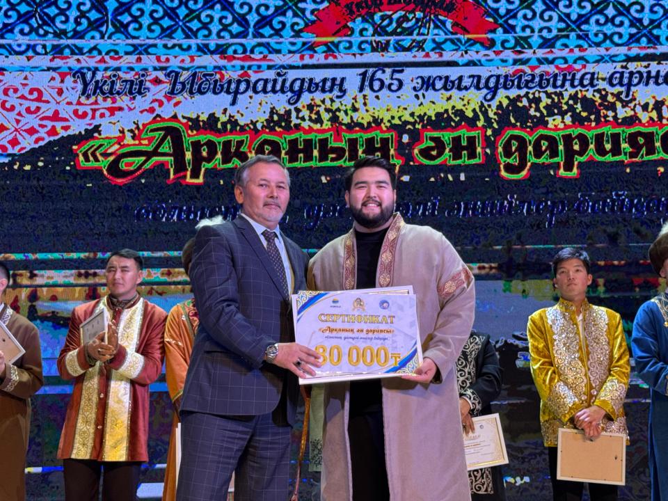 Брюнетка украиндық әйел ыңылайды және кончаларын Брюнетка украиндық әйел ыңылайды және кончаларын