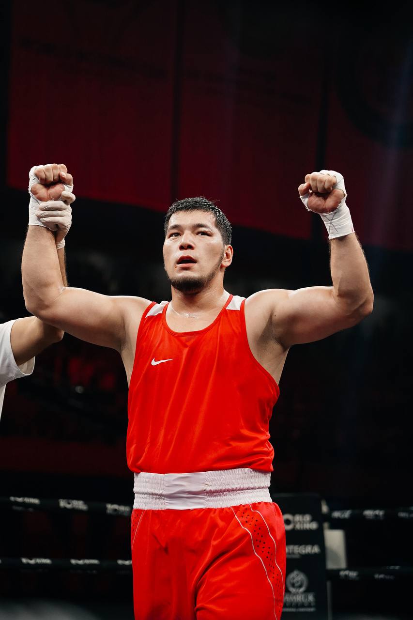 Айбек Оралбай вырвал победу у узбекского боксера в финале чемпионата мира