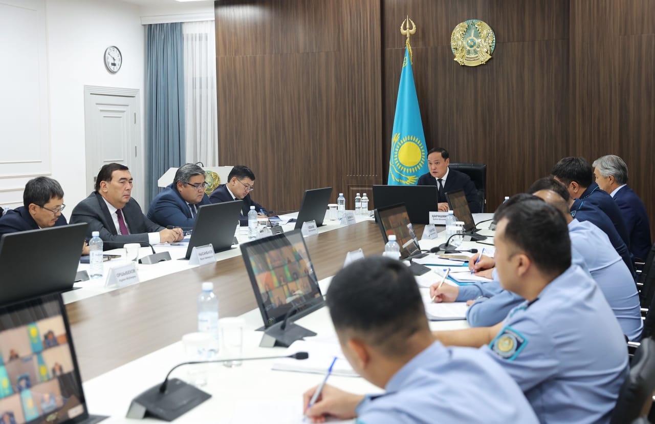 Ербол Қарашөкеев балалар мен жасөспірімдер арасындағы құқық бұзушылыққа қатысты кеңес өткізді