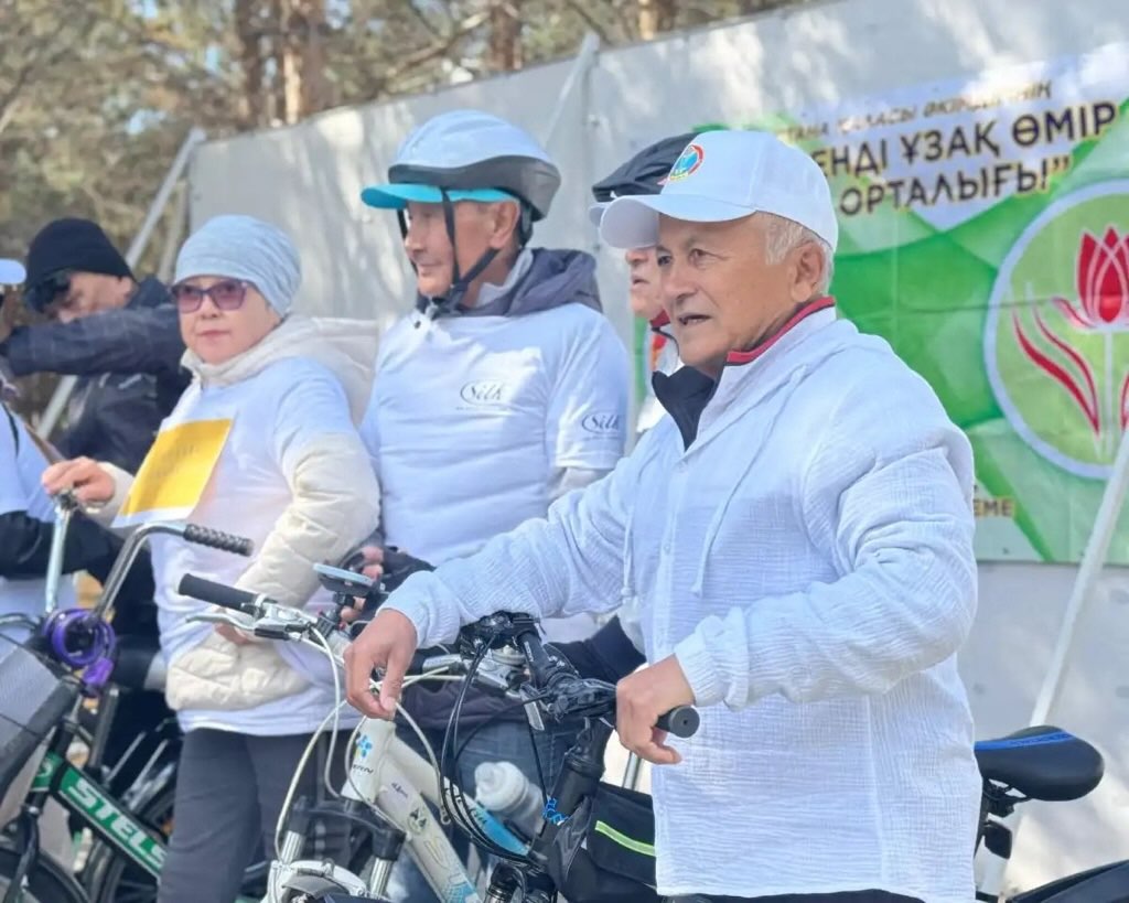 "Таза Қазақстан": в Астане прошел велопробег среди пенсионеров