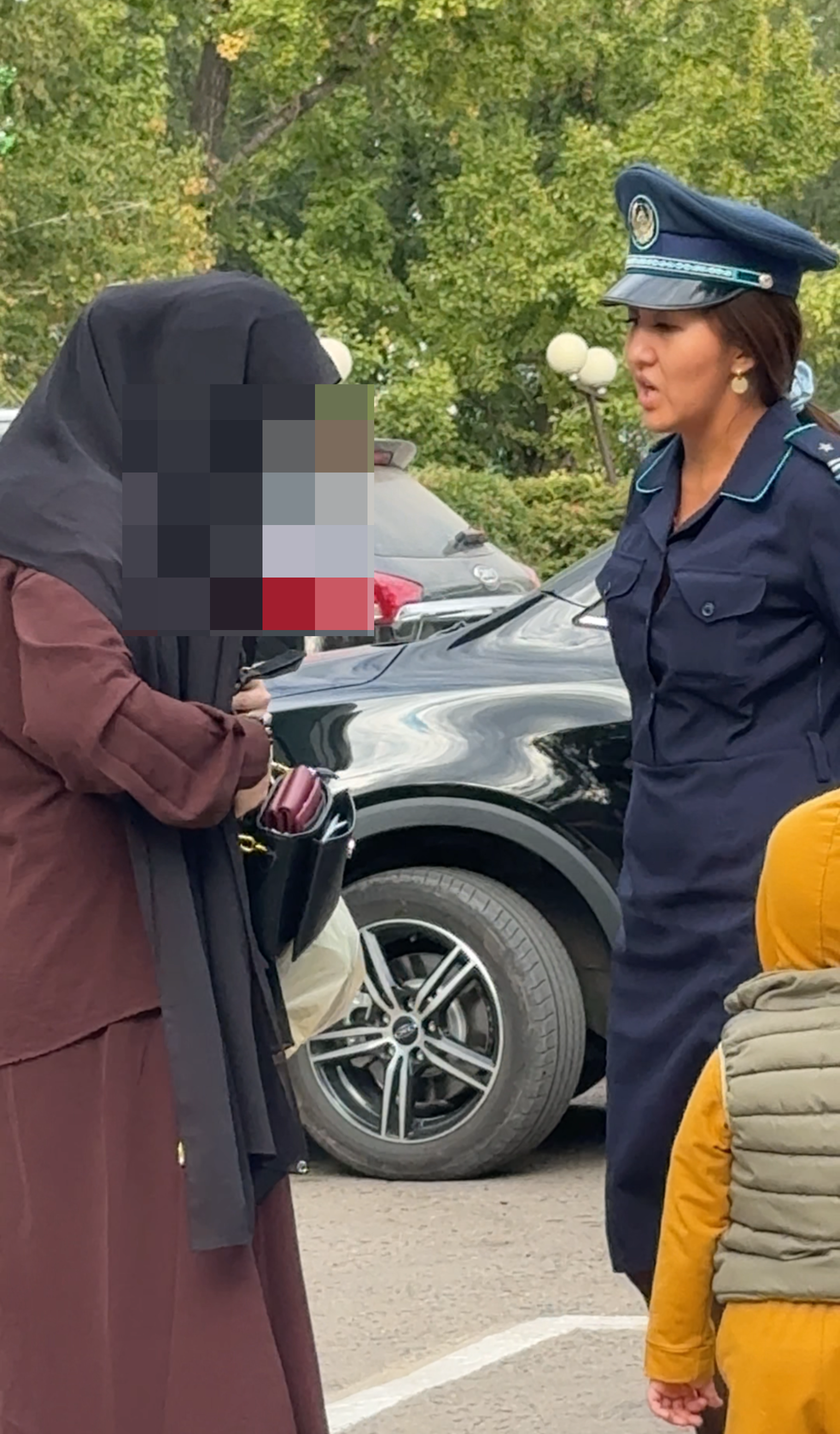 Полиция азаматтарға бет-жүзді жабатын киімдерге қатысты заң талаптарын түсіндіруде