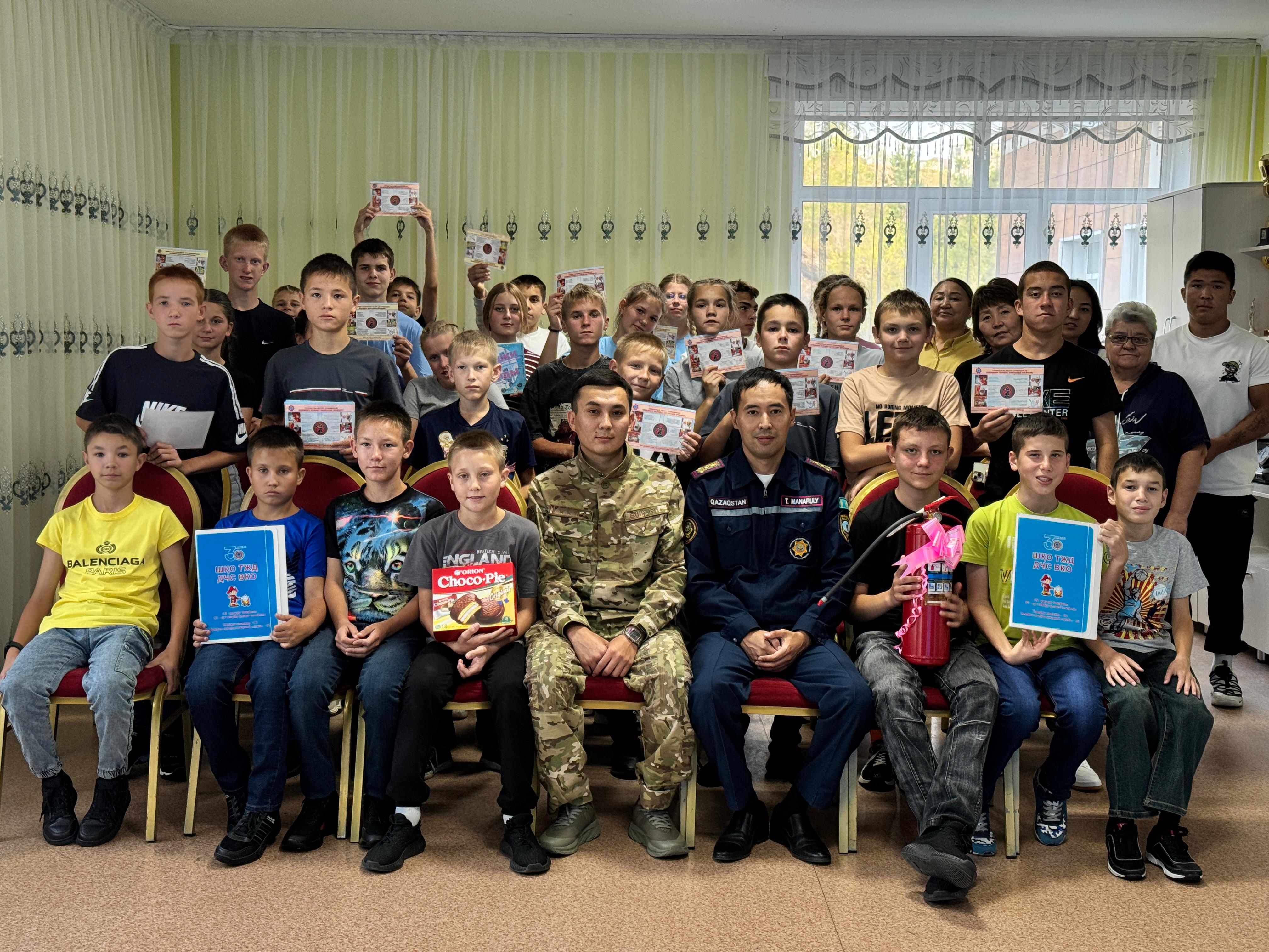 Спасатели ДЧС ВКО  провели акцию «Добрый огнетушитель»