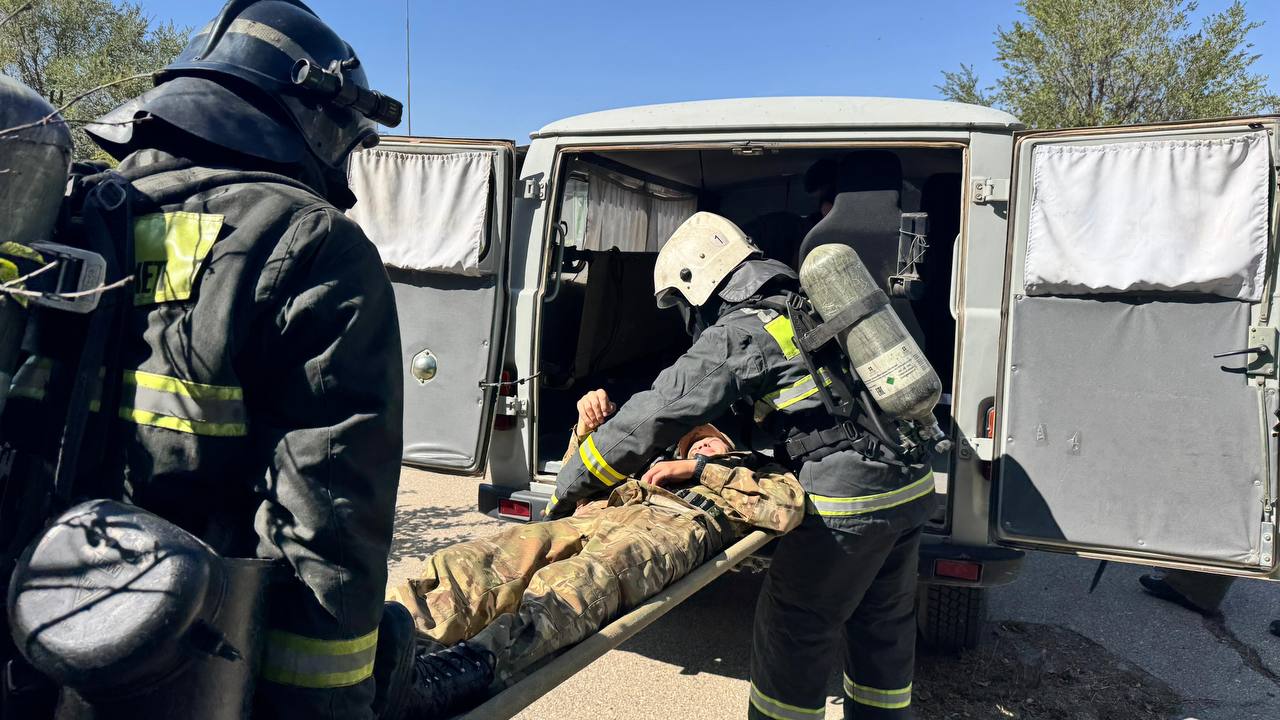 В городе Тараз на территории военного госпиталя прошло пожарно-тактическое учение
