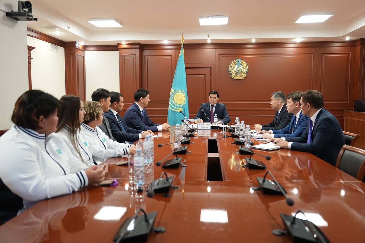 Ербол Мырзабосынов садақ атудан тарихи медаль жеңіп алған ұлттық құрама спортшыларымен кездесті