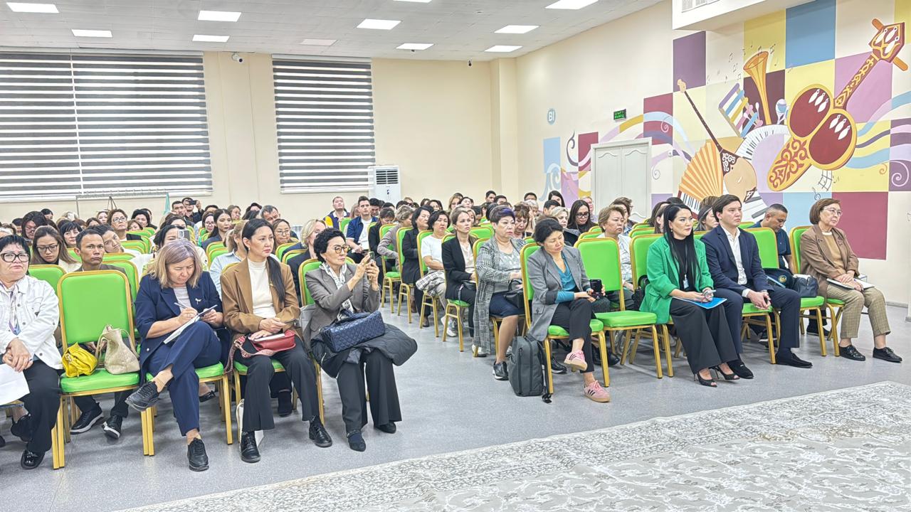 Порно қалыңдық достарымен трахает