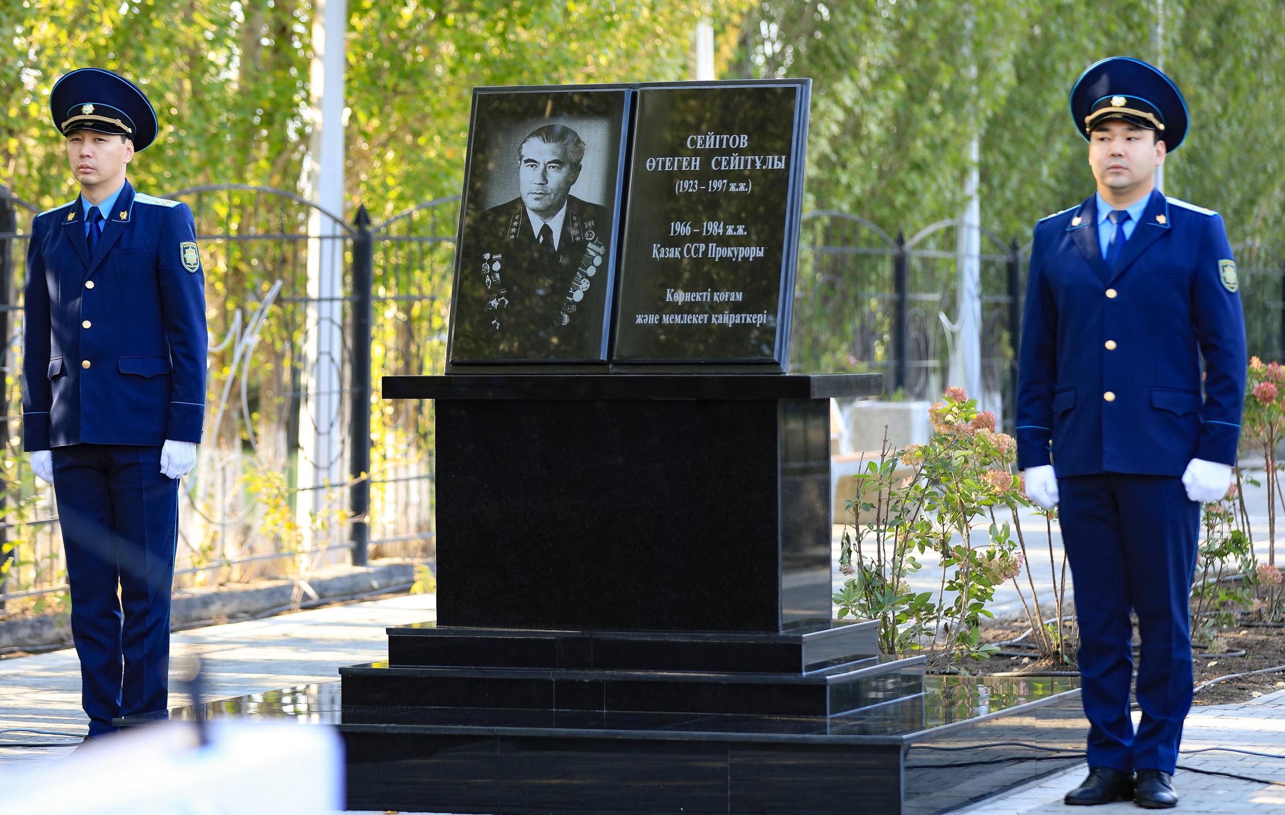 Мәңгілік естелік: Өтеген Сейітовке арналған Аллея ашылды