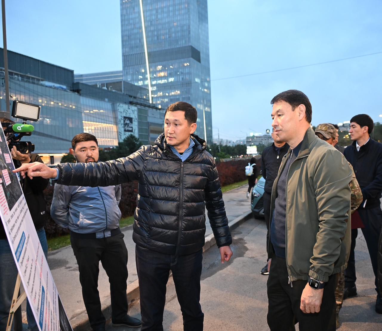 Алматы әкімі Дархан Сатыбалды жол төсемінің шөгуі мен жиектастың негізсіз ауыстырылуына байланысты Әуезов пен Медеу аудандарының әкімдеріне қатаң сөгіс жариялады