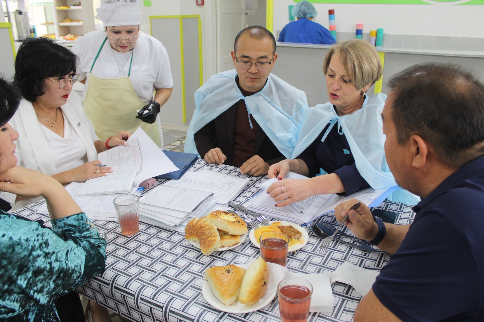 Постоянная комиссия городского маслихата по вопросам социальной сферы в составе депутатов Шмидт Т.В., Турлыбекова К.Х., Құсан Е.А., Сиваракша Д.М. совместно с заведующей сектором дошкольного и общего образования ГУ «Отдел образования города Экибастуза» Ибраевой С.К. продолжает выездной мониторинг организации питания в школах города.