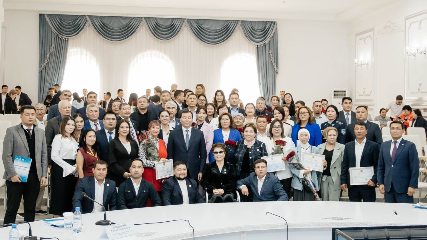 Конституциялық Сот Аппаратының қызметкерлері Ақтөбенің қоғам өкілдерімен кездесті