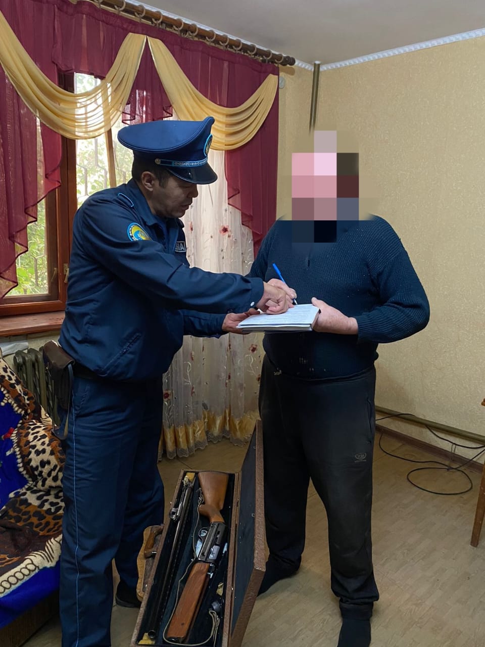 Сотрудники Зачаганского отдела полиции провели проверку жилья и граждан в рамках ОПМ «Участок»